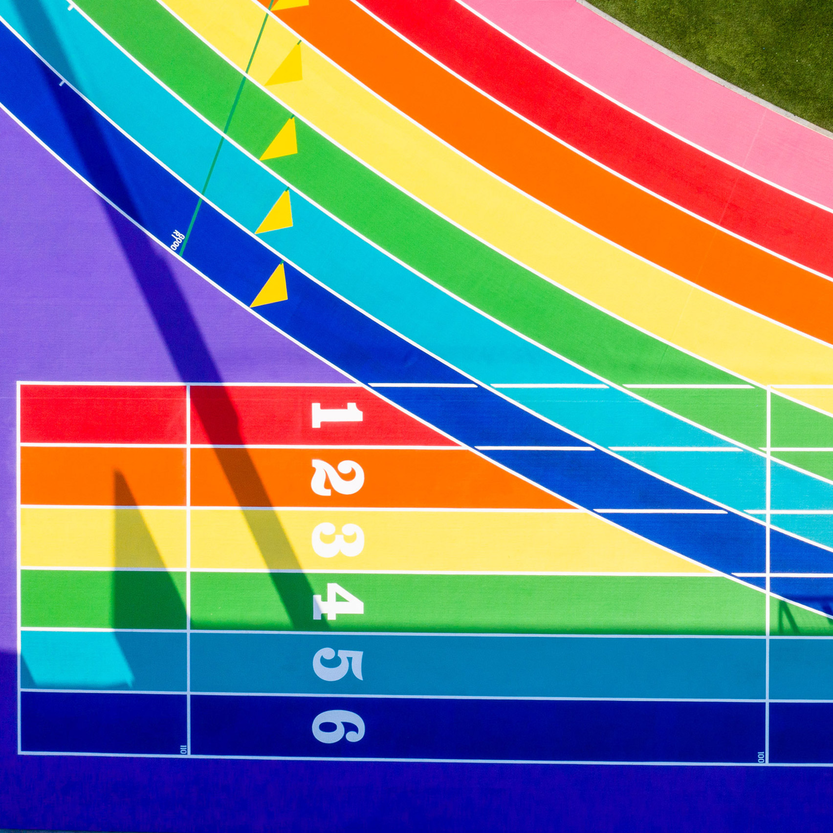 Opschudding Snooze Maak avondeten Nike paints Los Angeles running track in pride flag colours