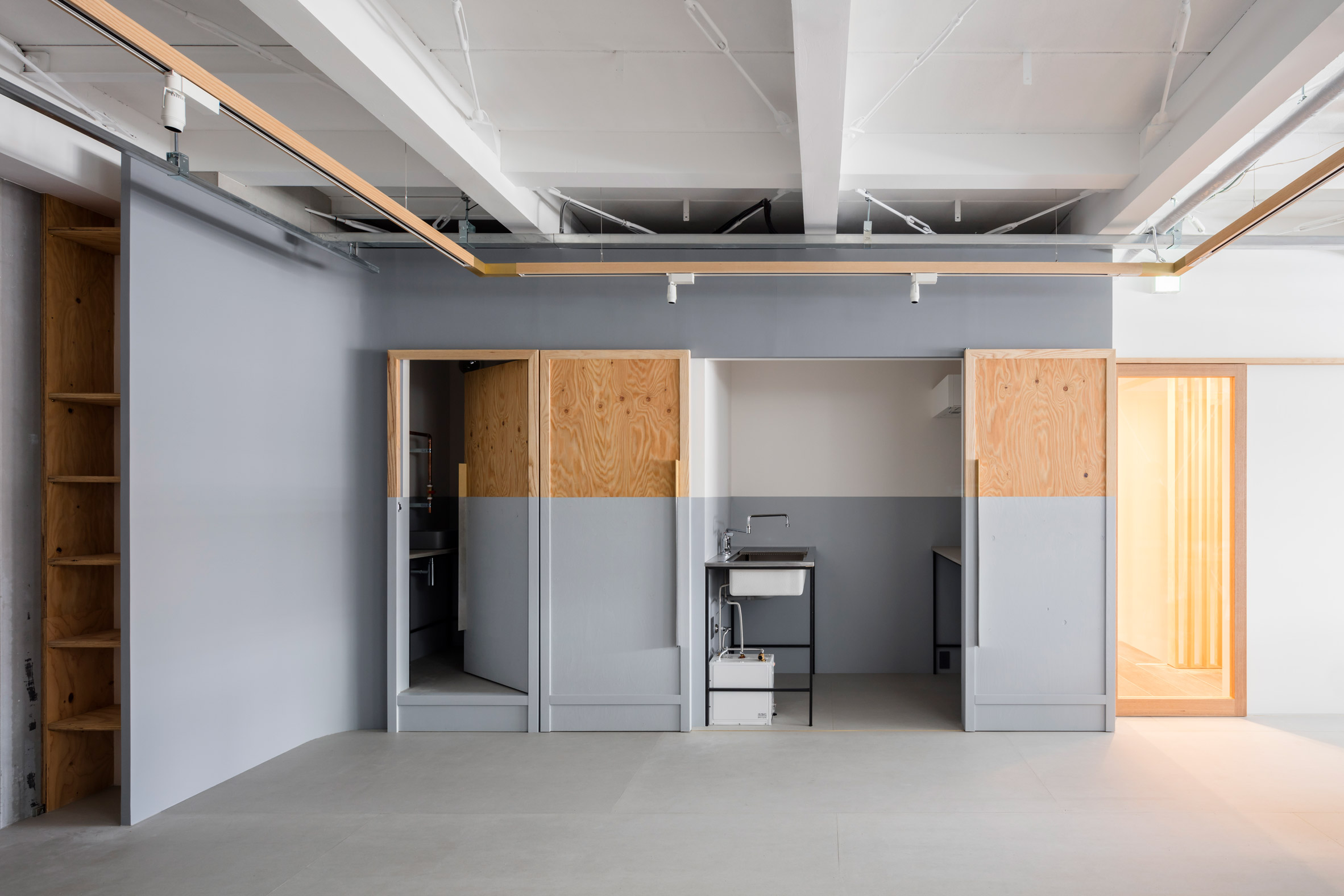 Partition wall in Panda minimal office by Shimpei Oda Architect Office and Atelier Loowe