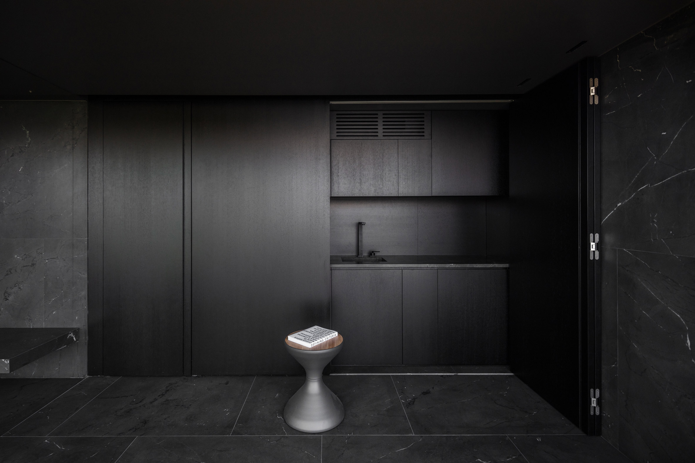Stadium Onheil attribuut Matteo Foresti sets all-black sauna into Stockholm's rocky archipelago