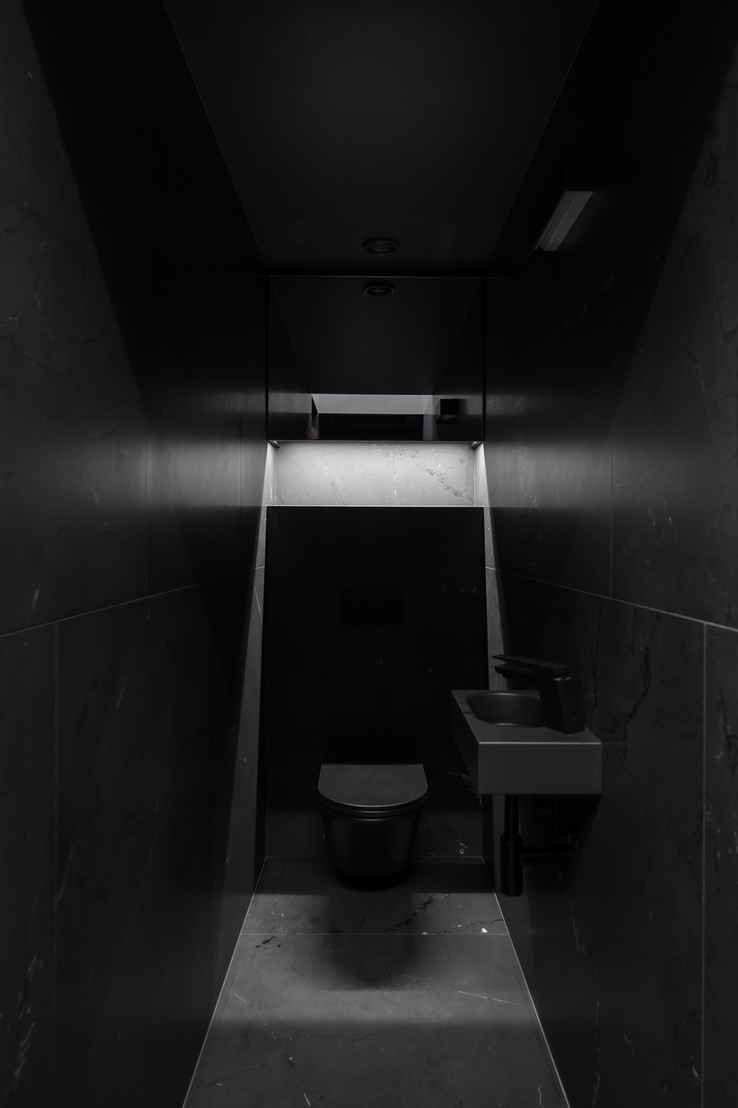 Stadium Onheil attribuut Matteo Foresti sets all-black sauna into Stockholm's rocky archipelago