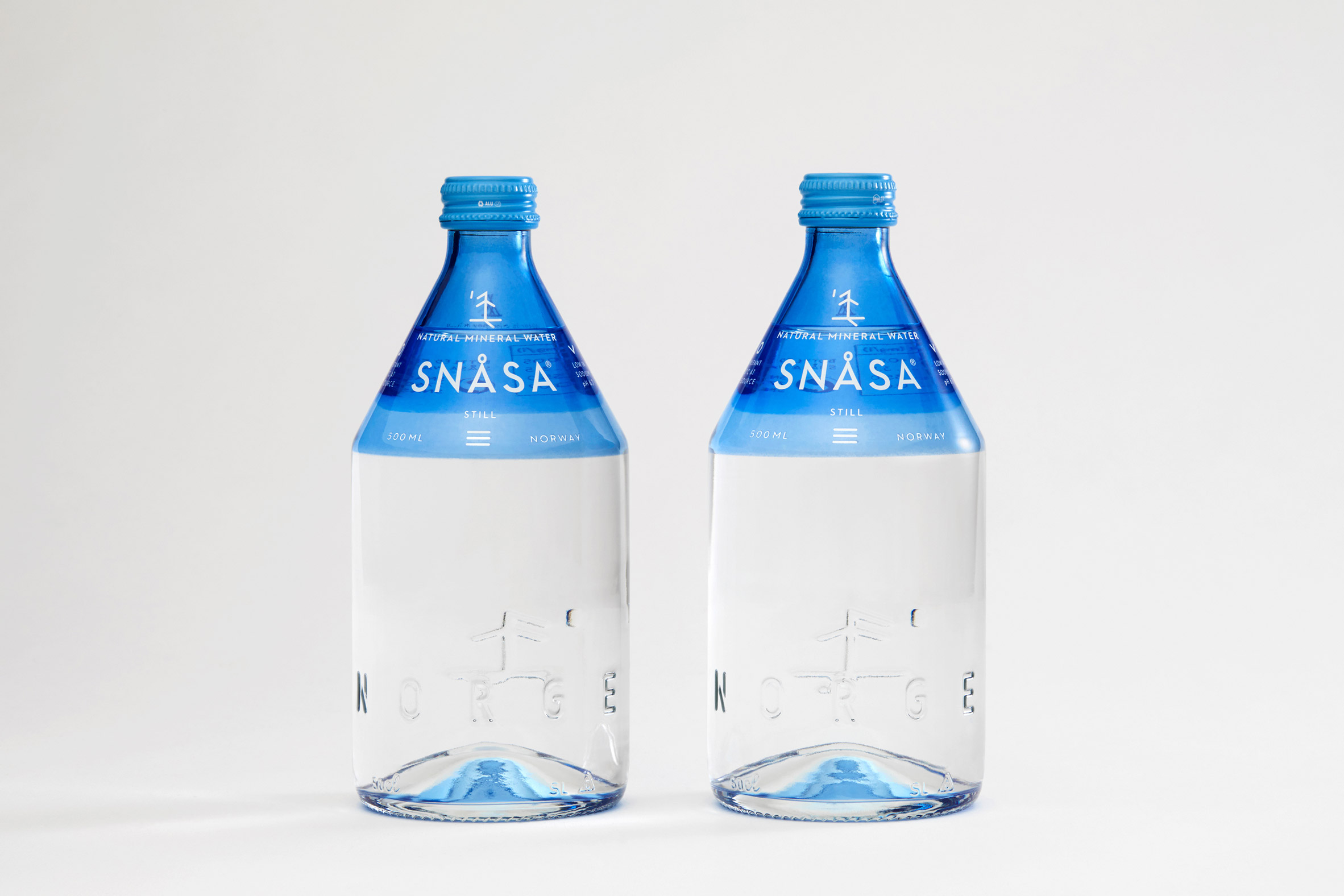 Would you like mineral water. Дизайн бутылки для воды. Natural Mineral Water. Упаковка воды. Бутылка вода мокап Mineral.