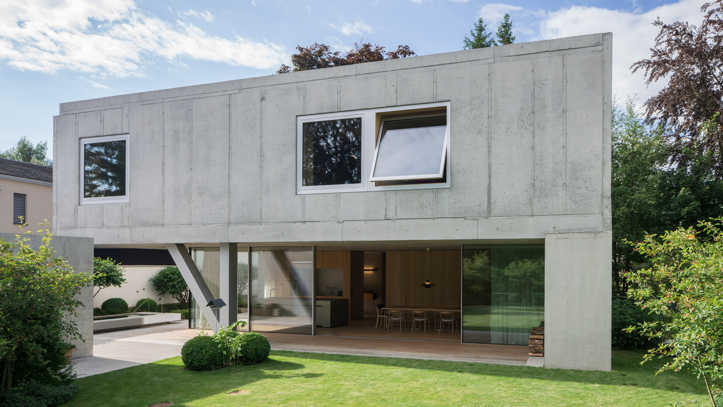 Raw concrete UF Haus in Bavaria cantilevers over outdoor terrace