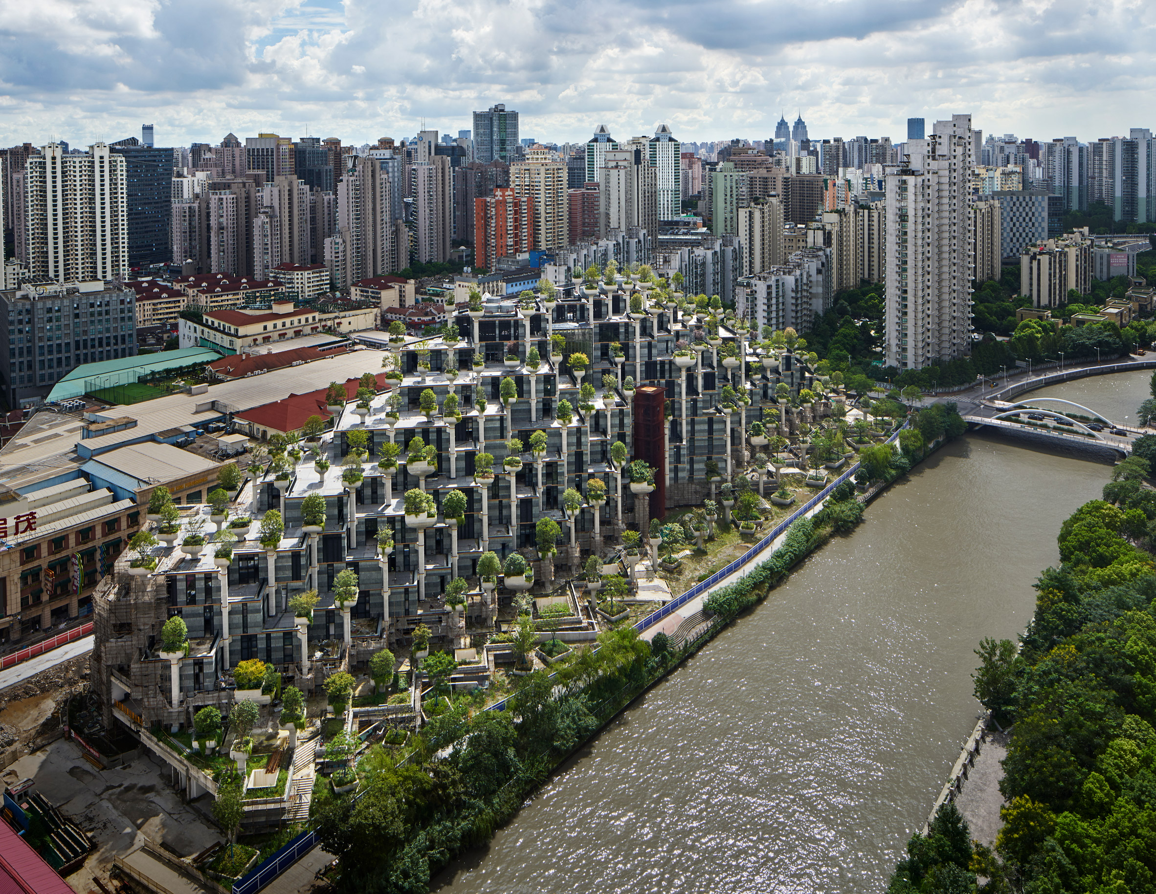 New photos of 1,000 Trees by Heatherwick Studio near completion in China