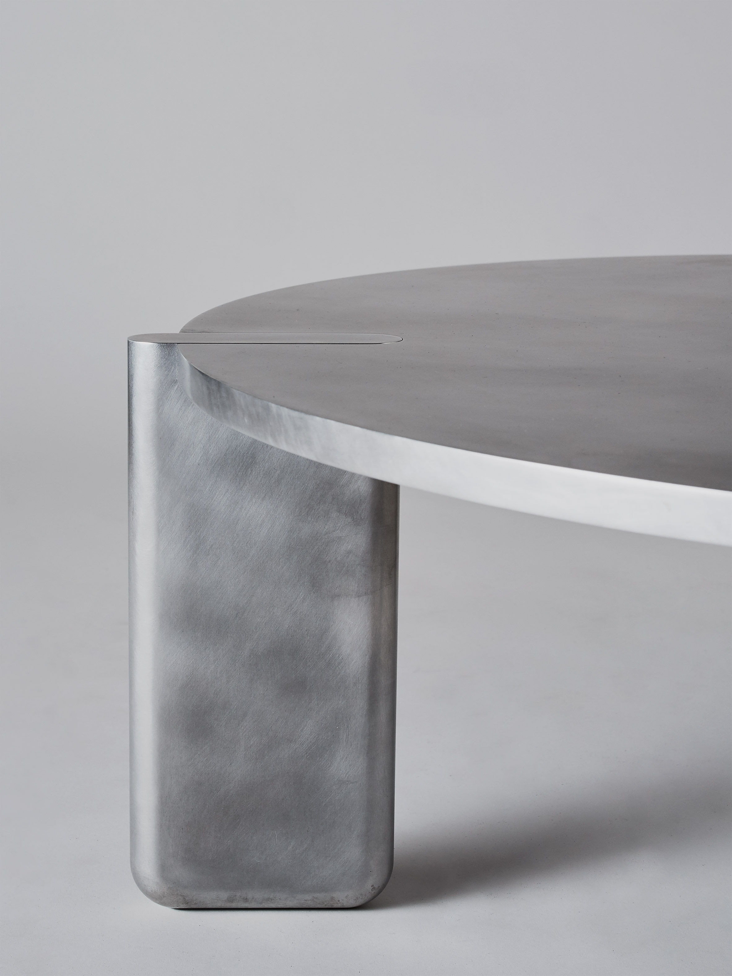 Pelle aluminium table