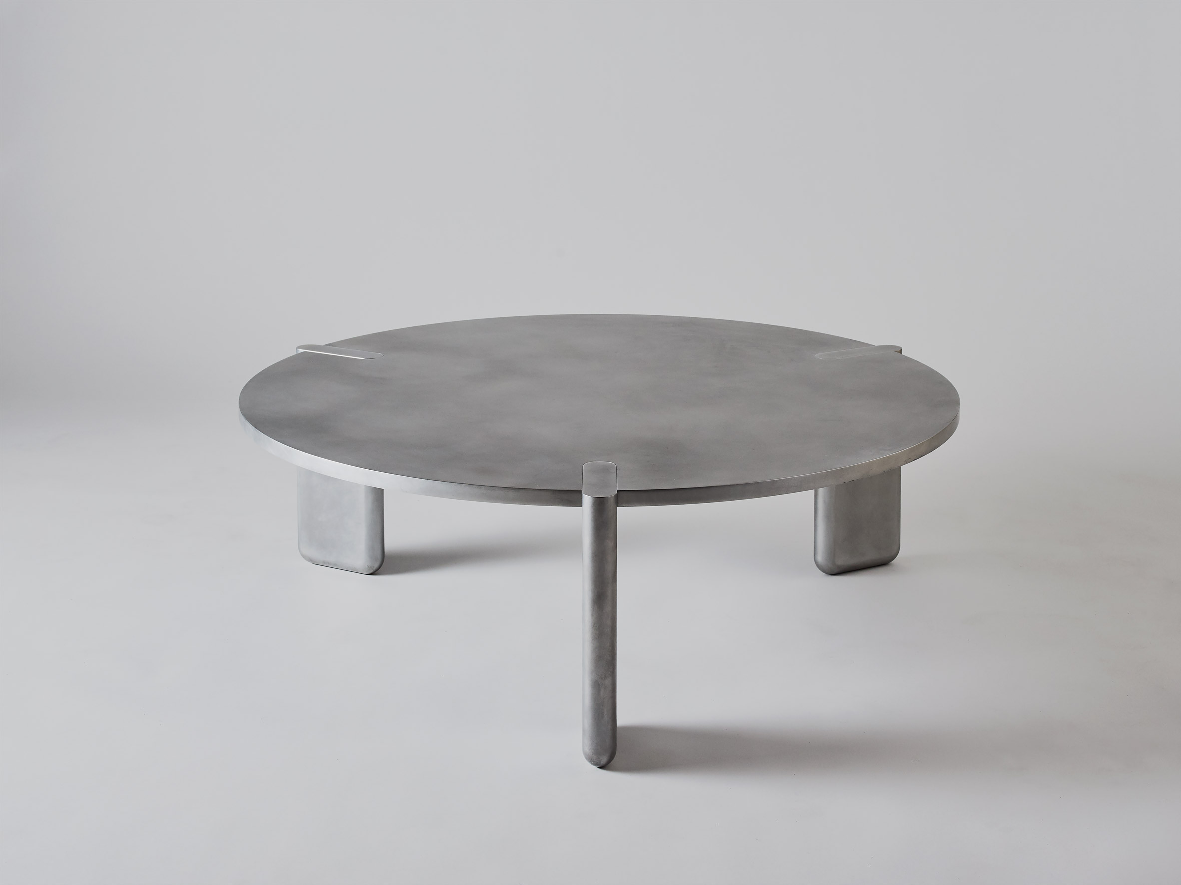 Pelle aluminium table