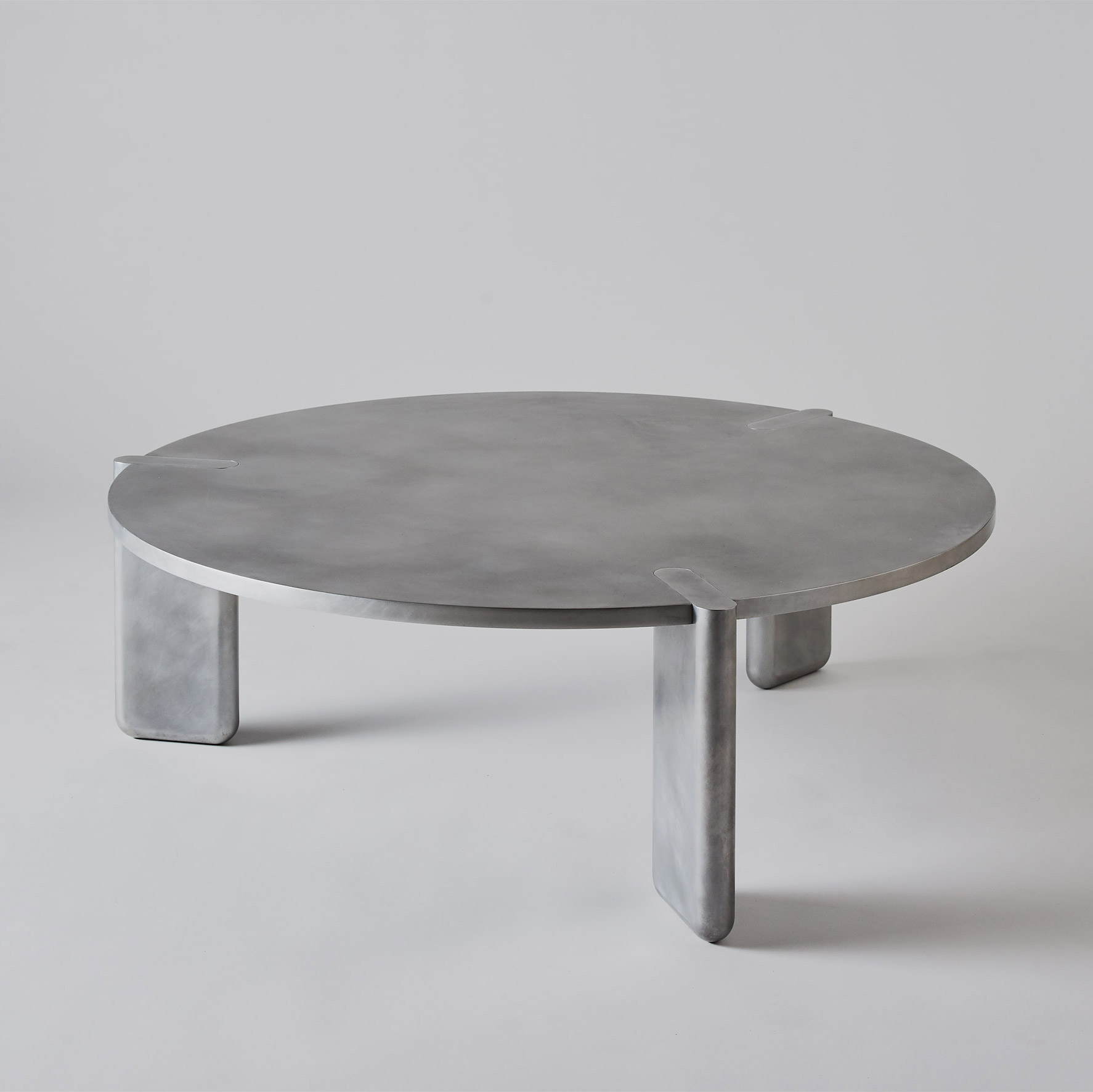 DVNE CAPSULE COLLECTION Assiette / Milieu de table en aluminium By Alumina