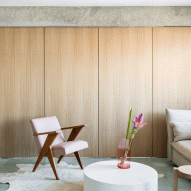 Pivoting wood doors soften São Paulo apartment by Nildo José Architects