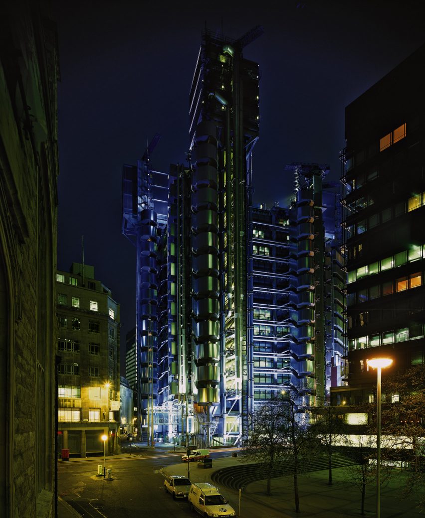 Gedung Lloyd di London oleh Richard Rogers and Partners (sekarang Rogers Stirk Harbor + Partners)
