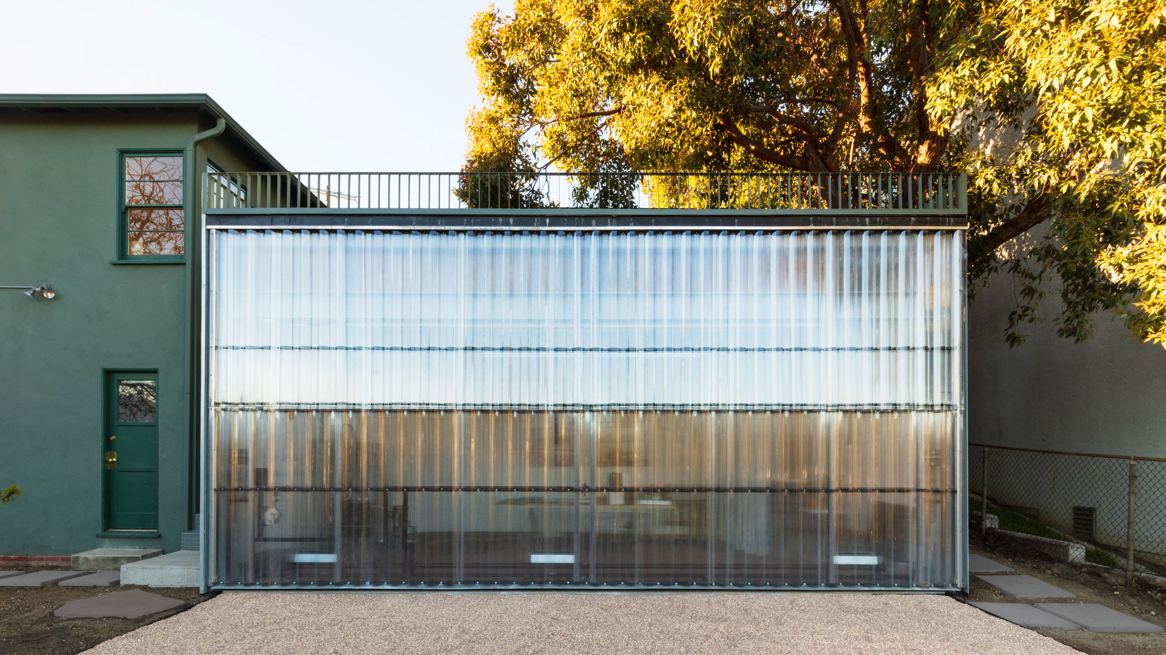 FAR adds artist s studio with corrugated plastic door to Los