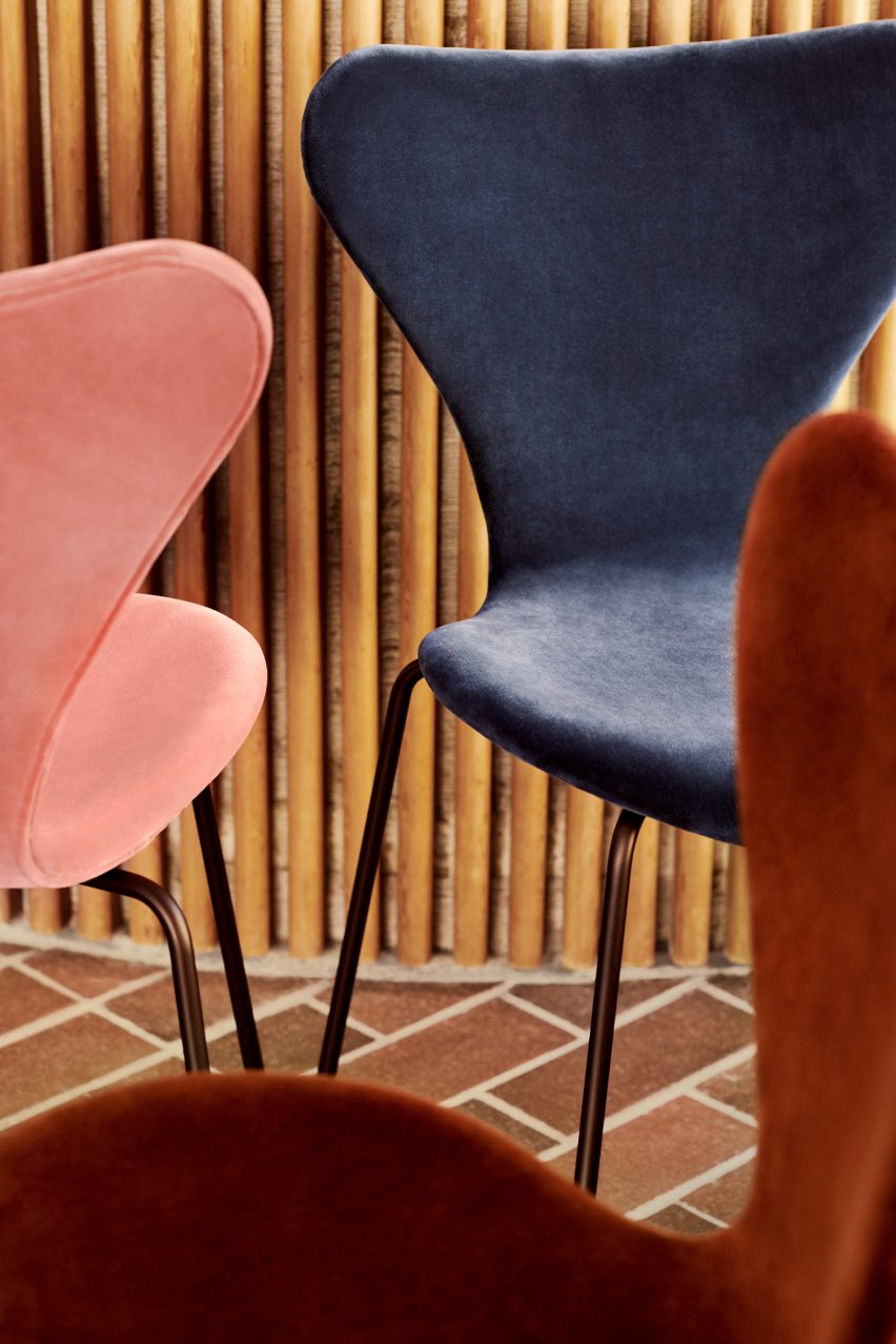 Series 7 chair in velvet by Arne Jacobsen for Fritz Hansen