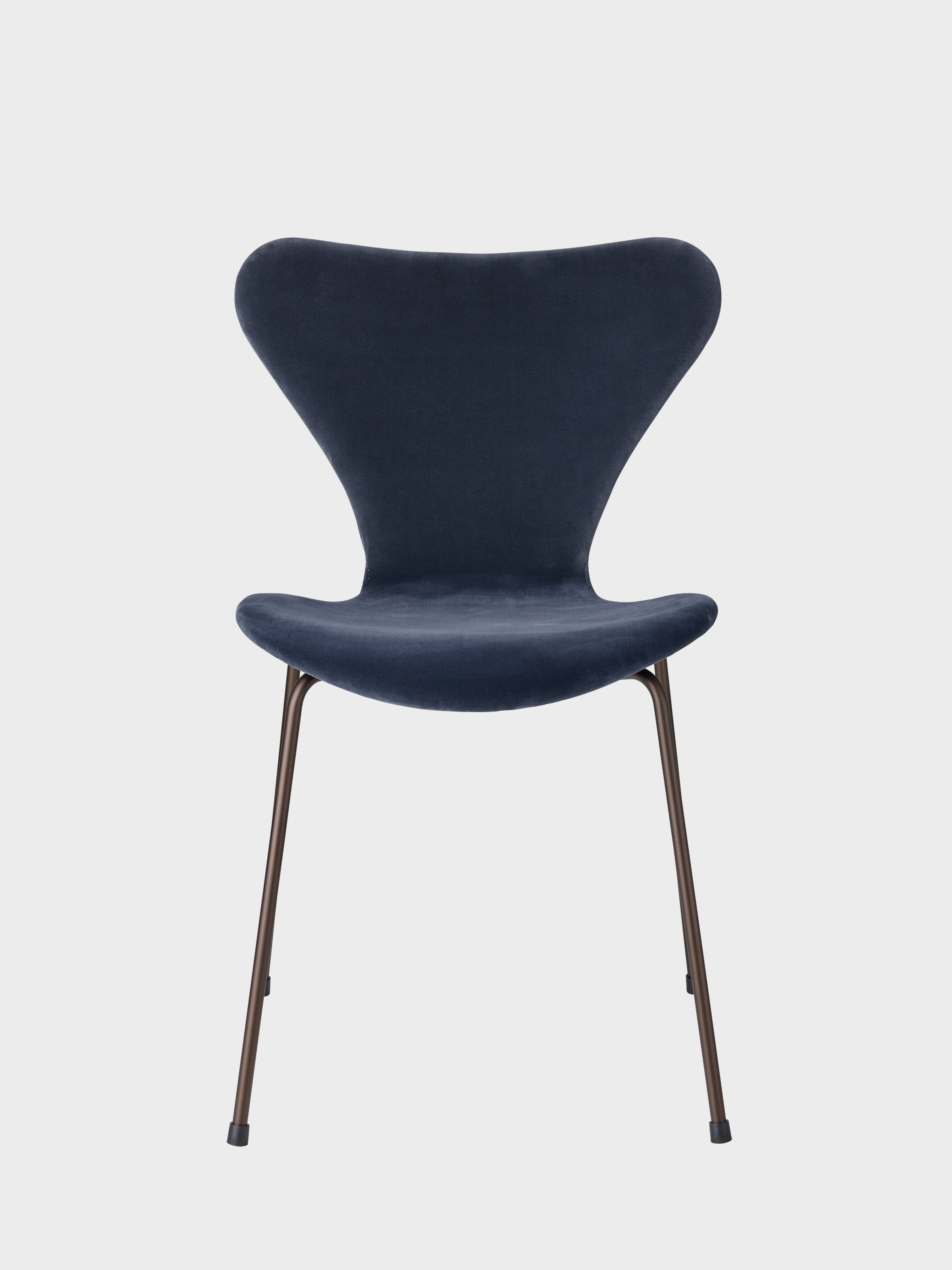 Series 7 chair in velvet by Arne Jacobsen for Fritz Hansen