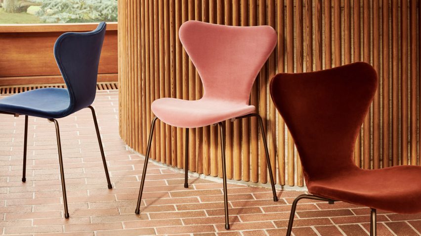 Series 7 chair in velvet by Arne Jacobsen for Fritz Hansen
