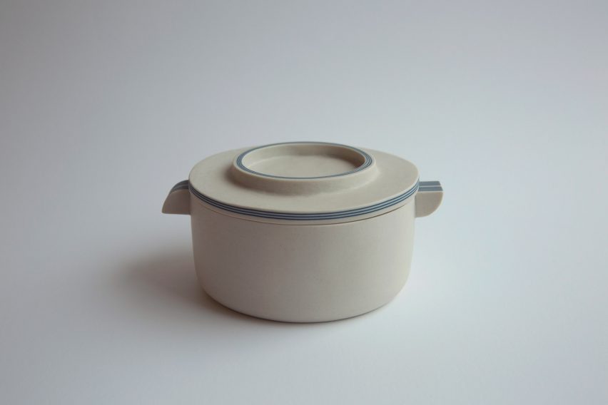 Yuting Chang vuelve de color azul y blanco en el interior de la porcelana a cabo para hacer artículos de mesa