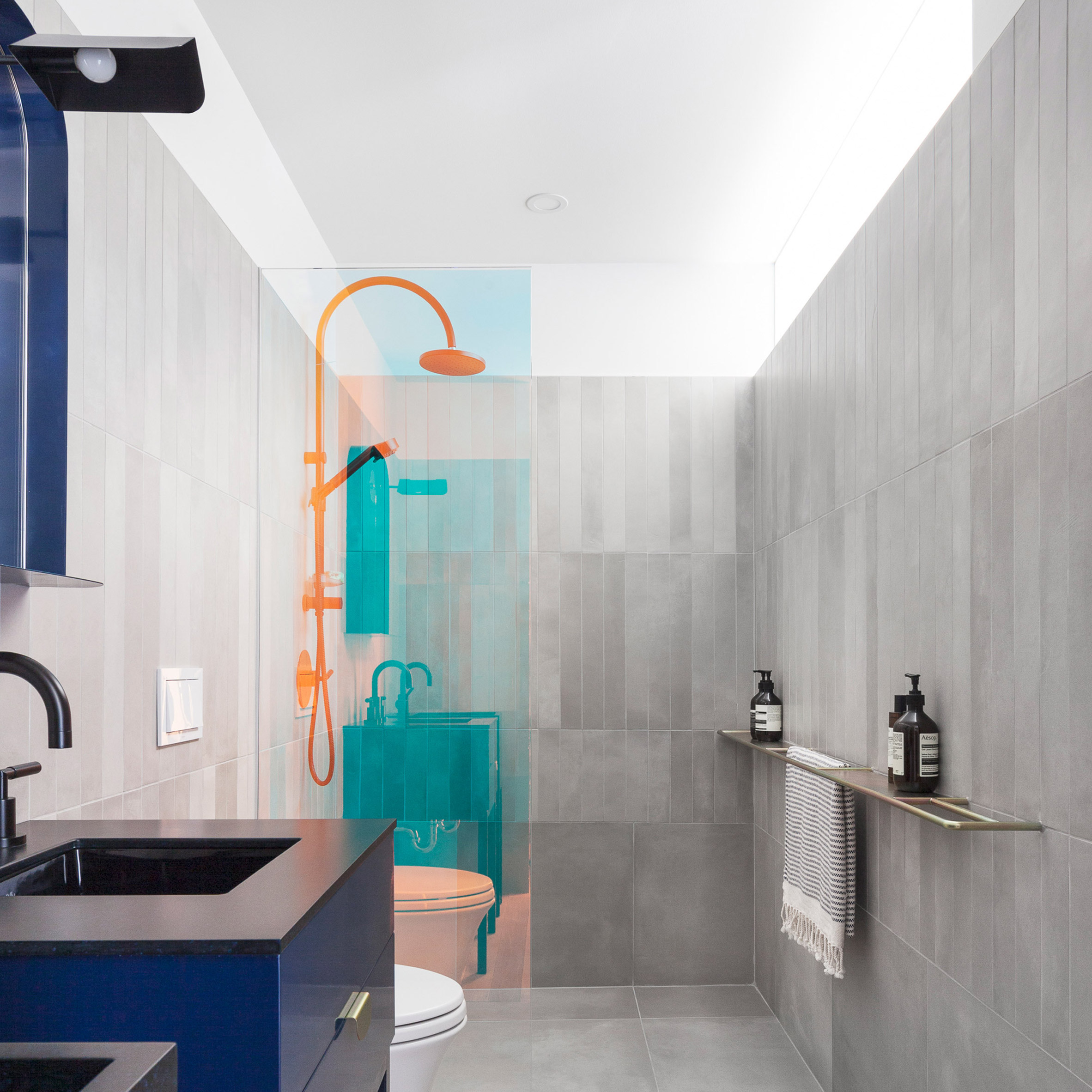 Bold bathrooms: Unit 622 in Habitat 67 by Rainville Sangaré