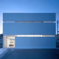 FujiwaraMuro建筑事务所设计了极简主义的日本住宅来展示车主的汽车