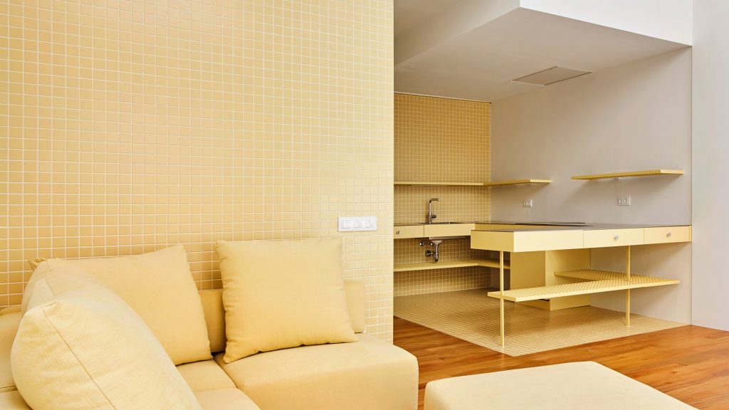 Delapan interior kuning cerah dari dapur hingga ruang keluarga