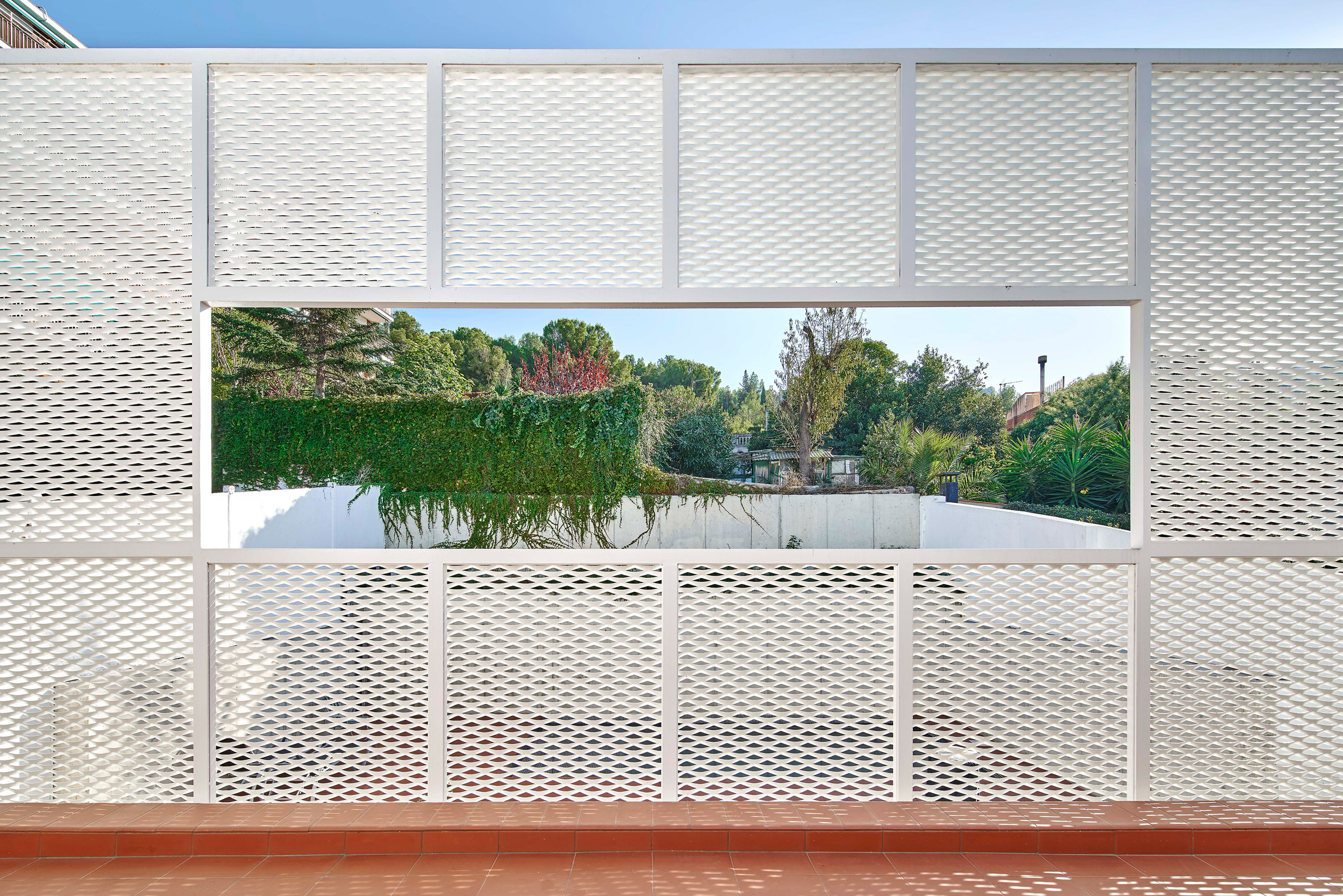Bonba Studio encases extension in Barcelona in white metal mesh
