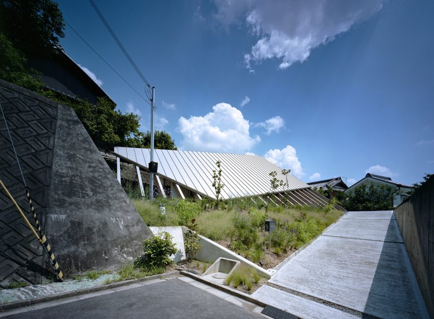 The house in front of the school by the Fujiwara room architect