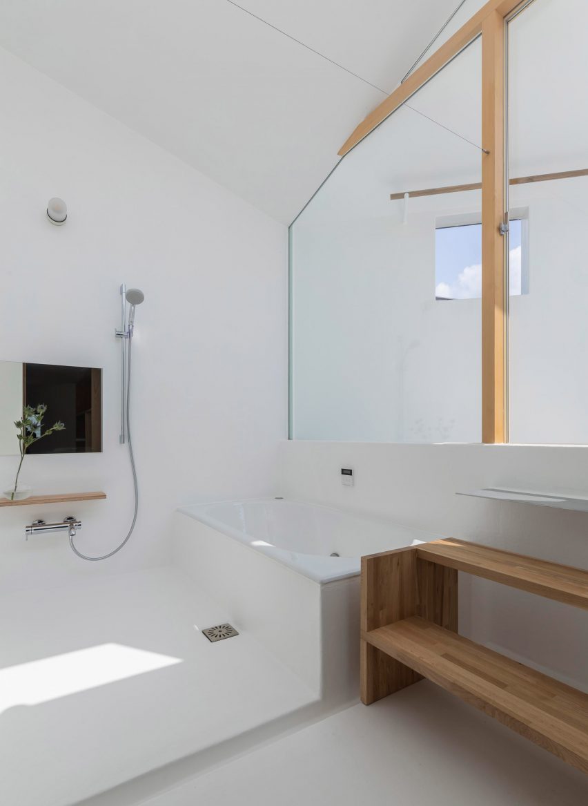 House in Takatsuki by Tato Architects bathroom