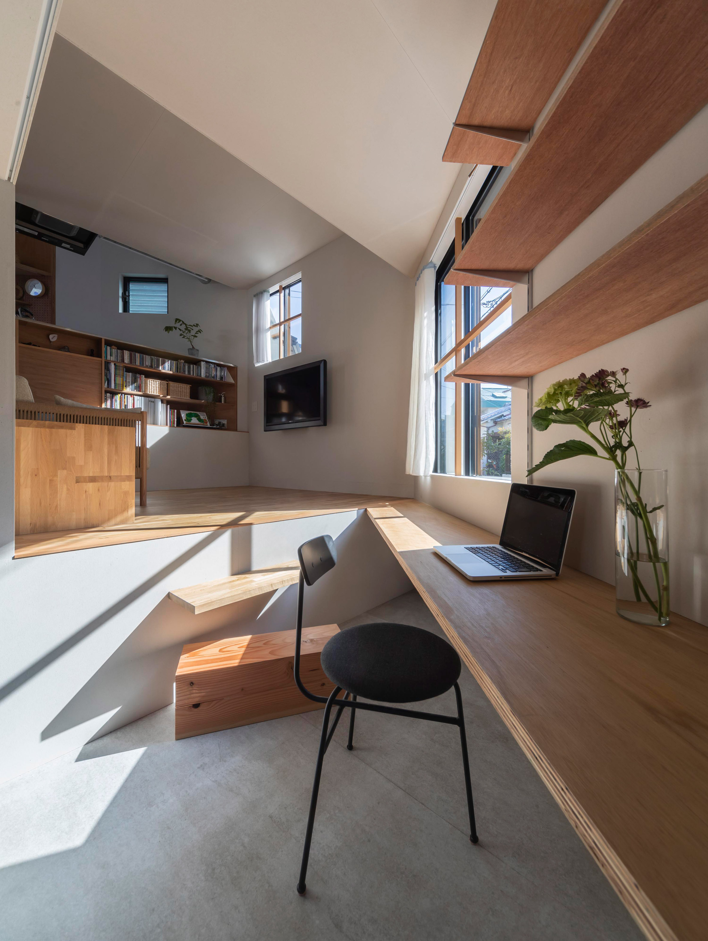 House in Takatsuki by Tato Architects desk