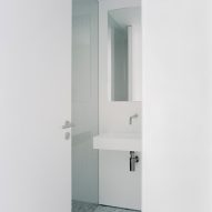 Over The Edge minimalist house by Jonathan Burlow bathroom
