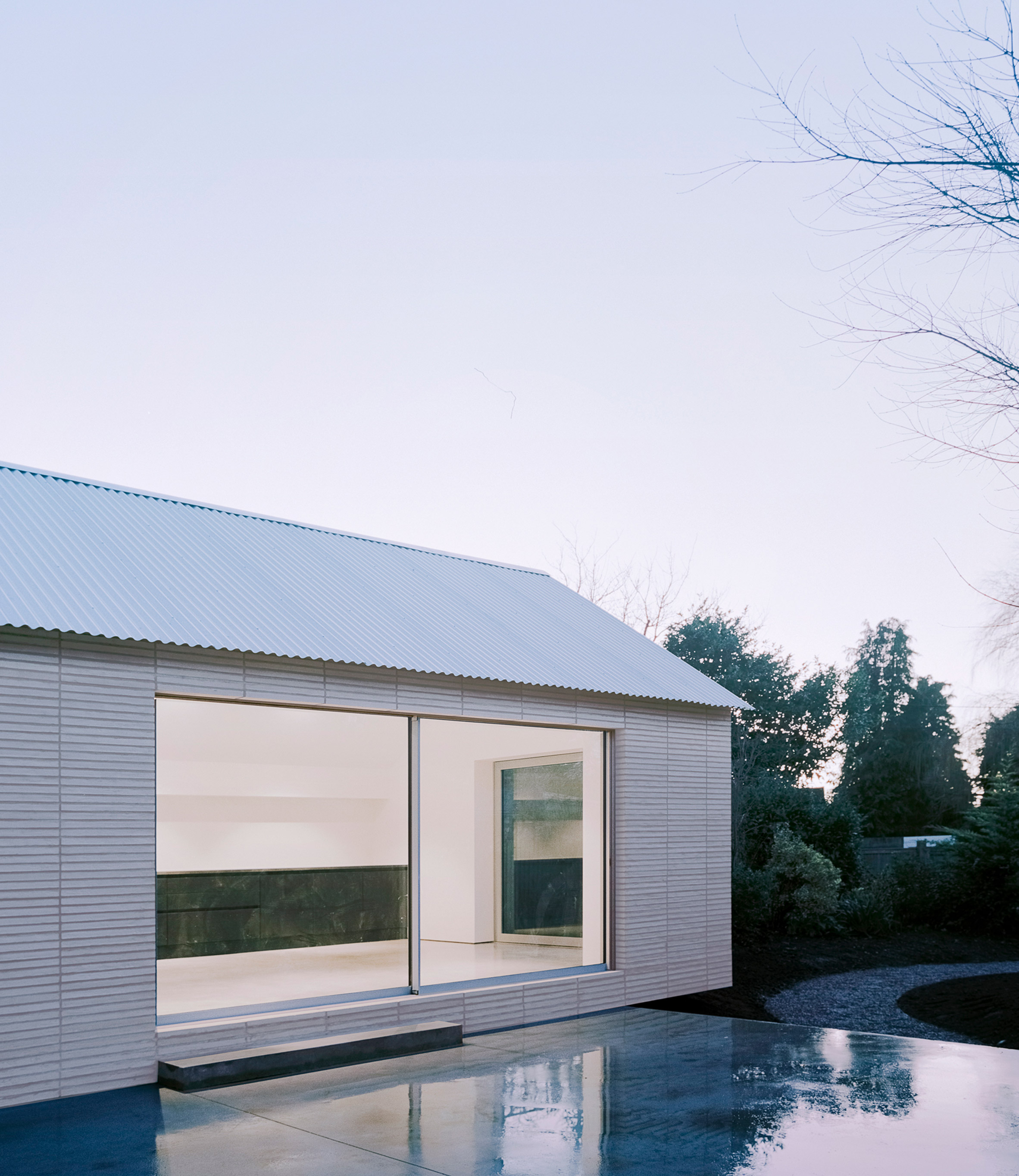 Over The Edge minimalist house by Jonathan Burlow