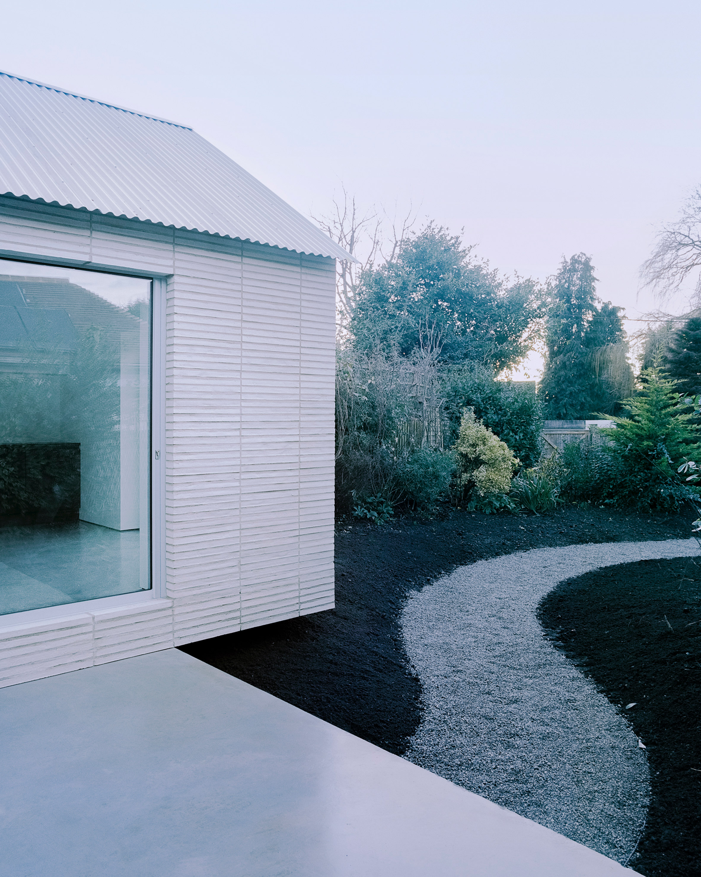Over The Edge minimalist house by Jonathan Burlow garden
