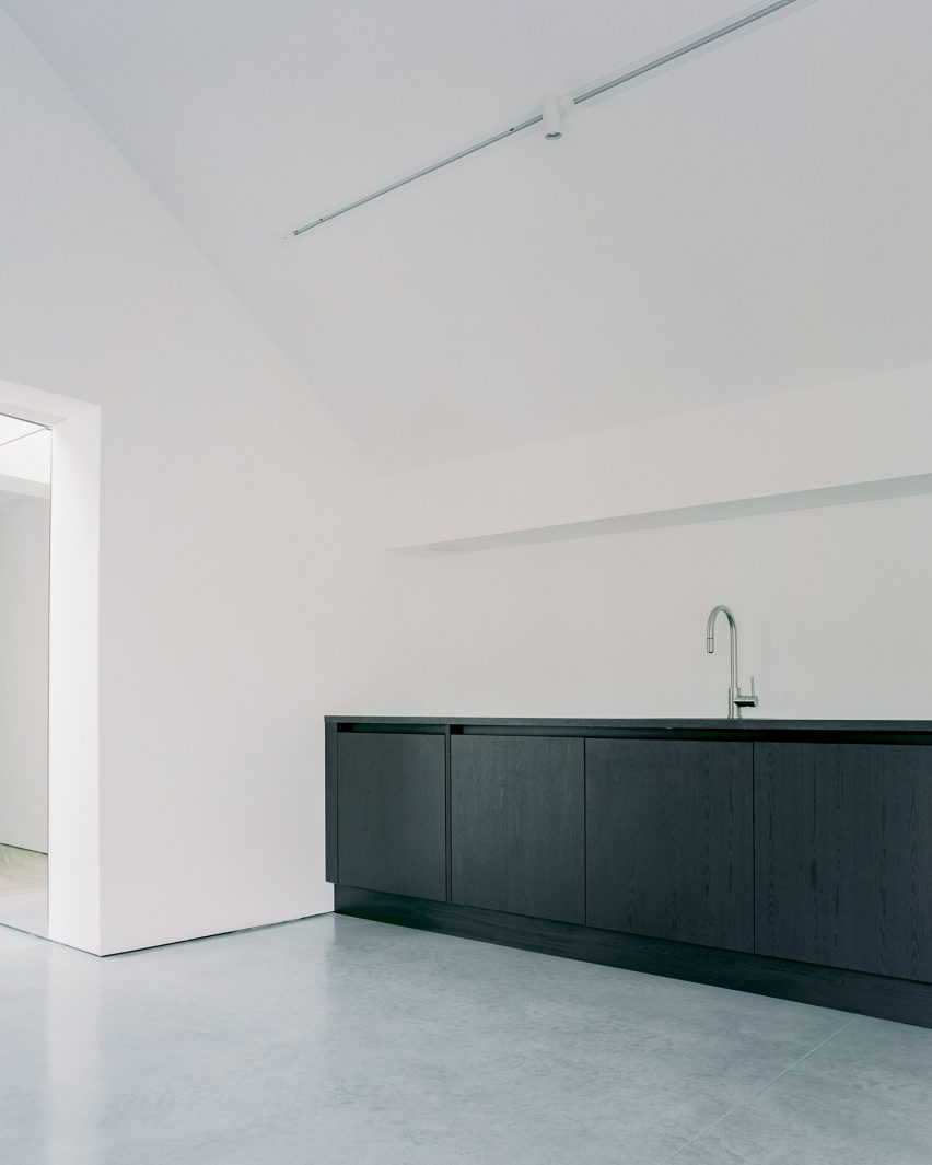 Over The Edge minimalist house by Jonathan Burlow kitchen