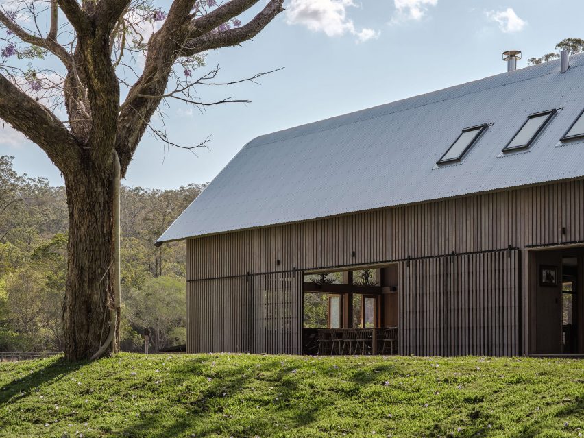 Paul Uhlmann Architects Builds Barn Like Rural Retreat In Australian Bush