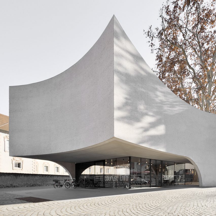 MoDus Architects wraps Bressanone tourist office around a tree