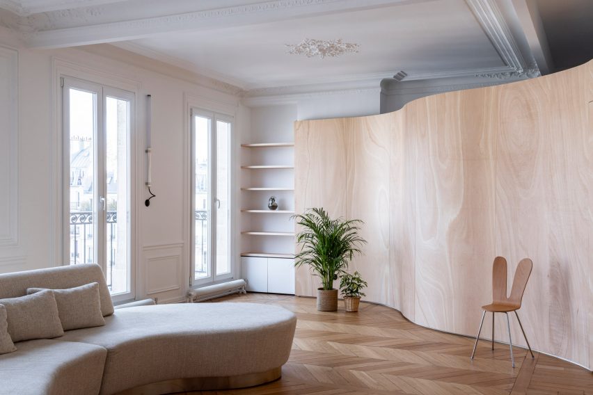 Wood Ribbon Apartment por Toledano + Architects em um edifício da era Haussmann