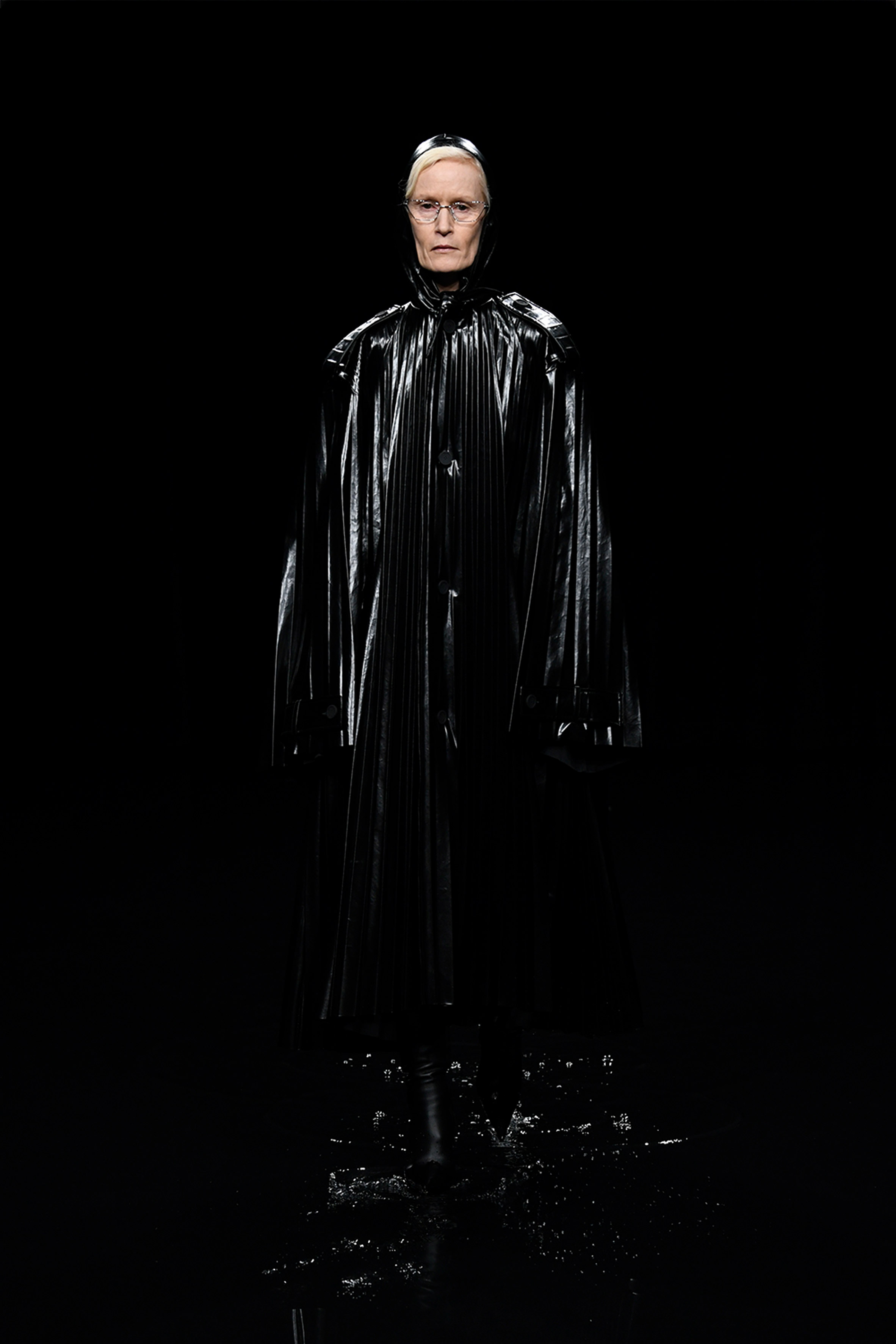 dybtgående Etna Soar Balenciaga floods runway for apocalyptic Paris Fashion Week show