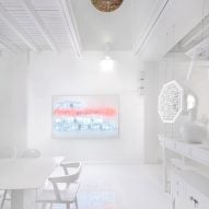 帆布屋(Canvas House)是新加坡的一个合住空间，室内全是白色