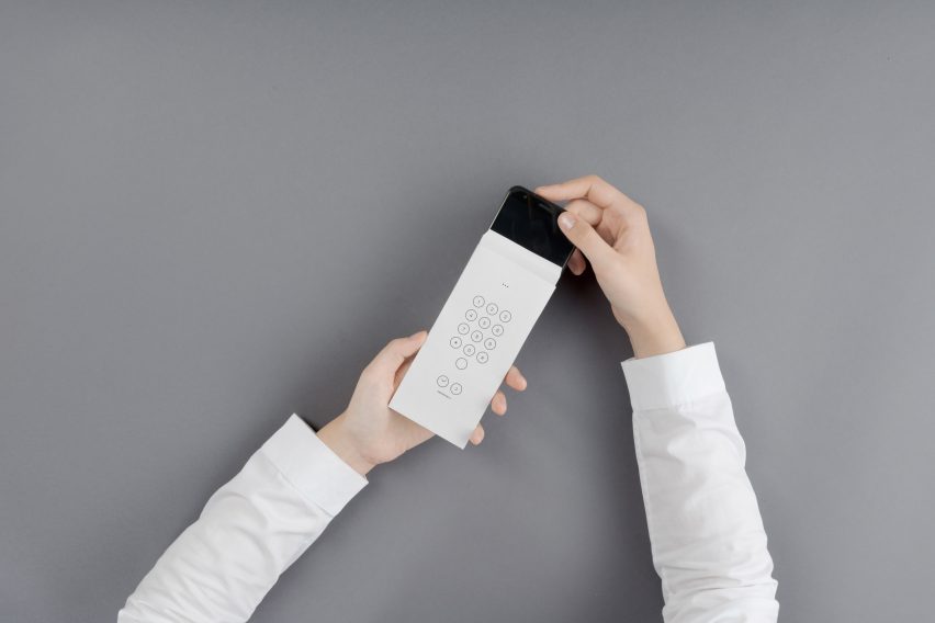 Envelope is a paper sleeve that reverts smartphones into analog devices