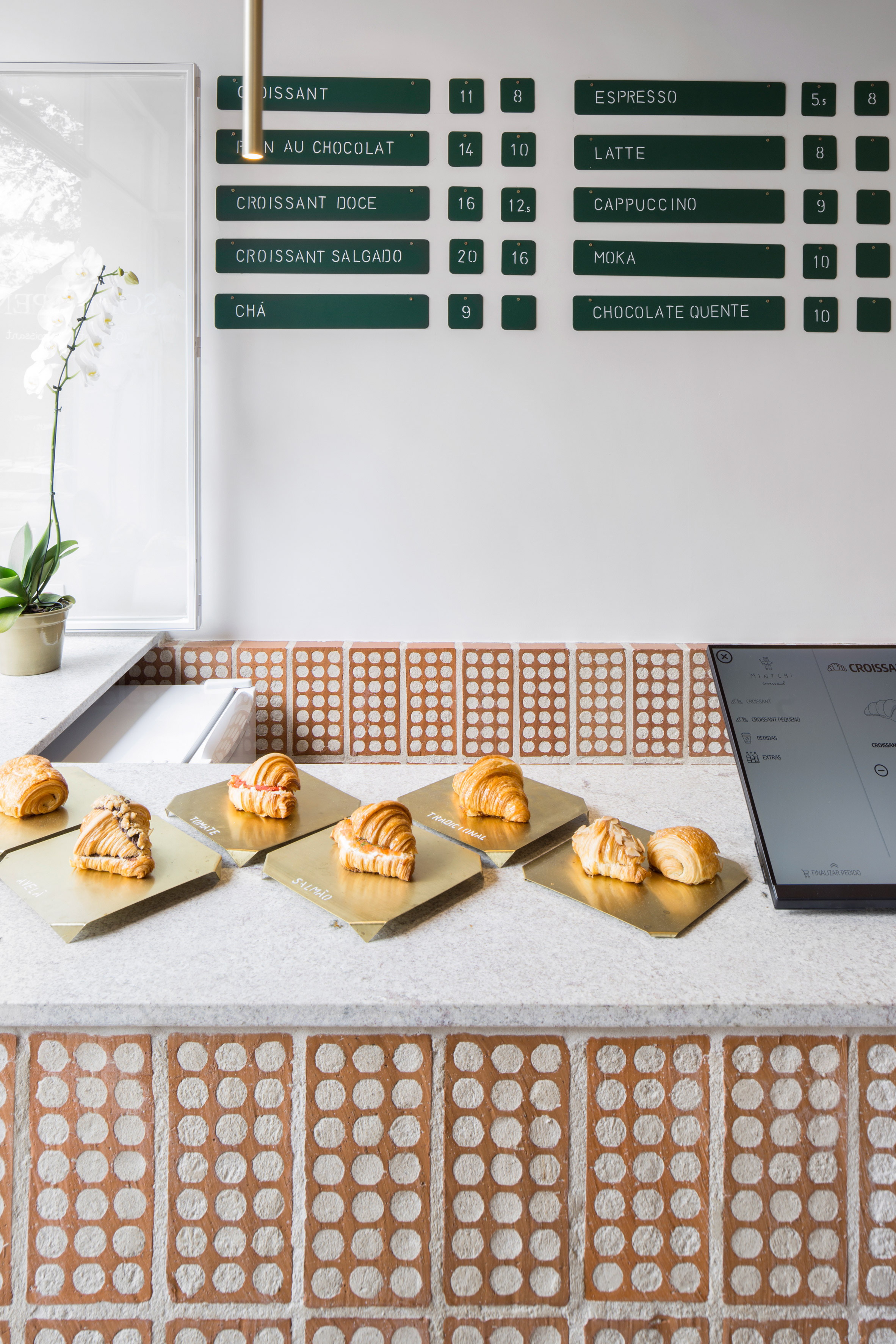 Croissants on a counter at Mintchi Croissant by Dezembro Arquitetos
