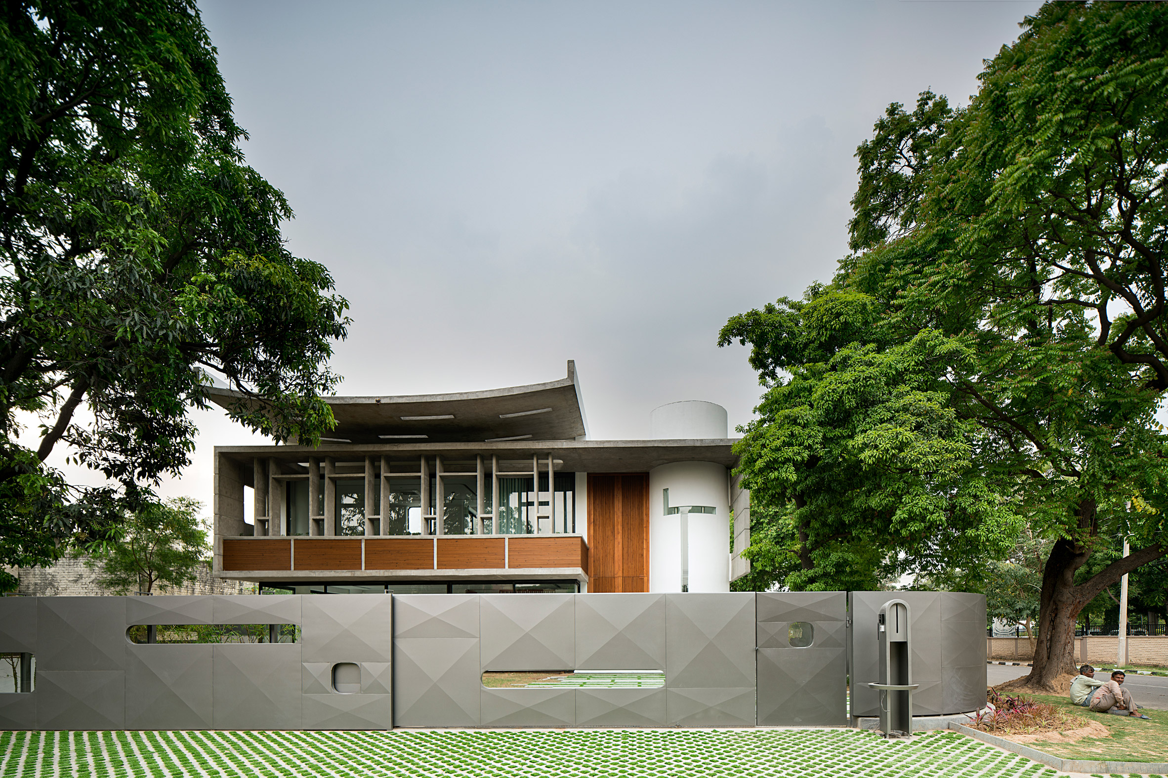 https://static.dezeen.com/uploads/2020/03/residence-1065-charged-voids-house-india-architecture_dezeen_2364_col_0.jpg