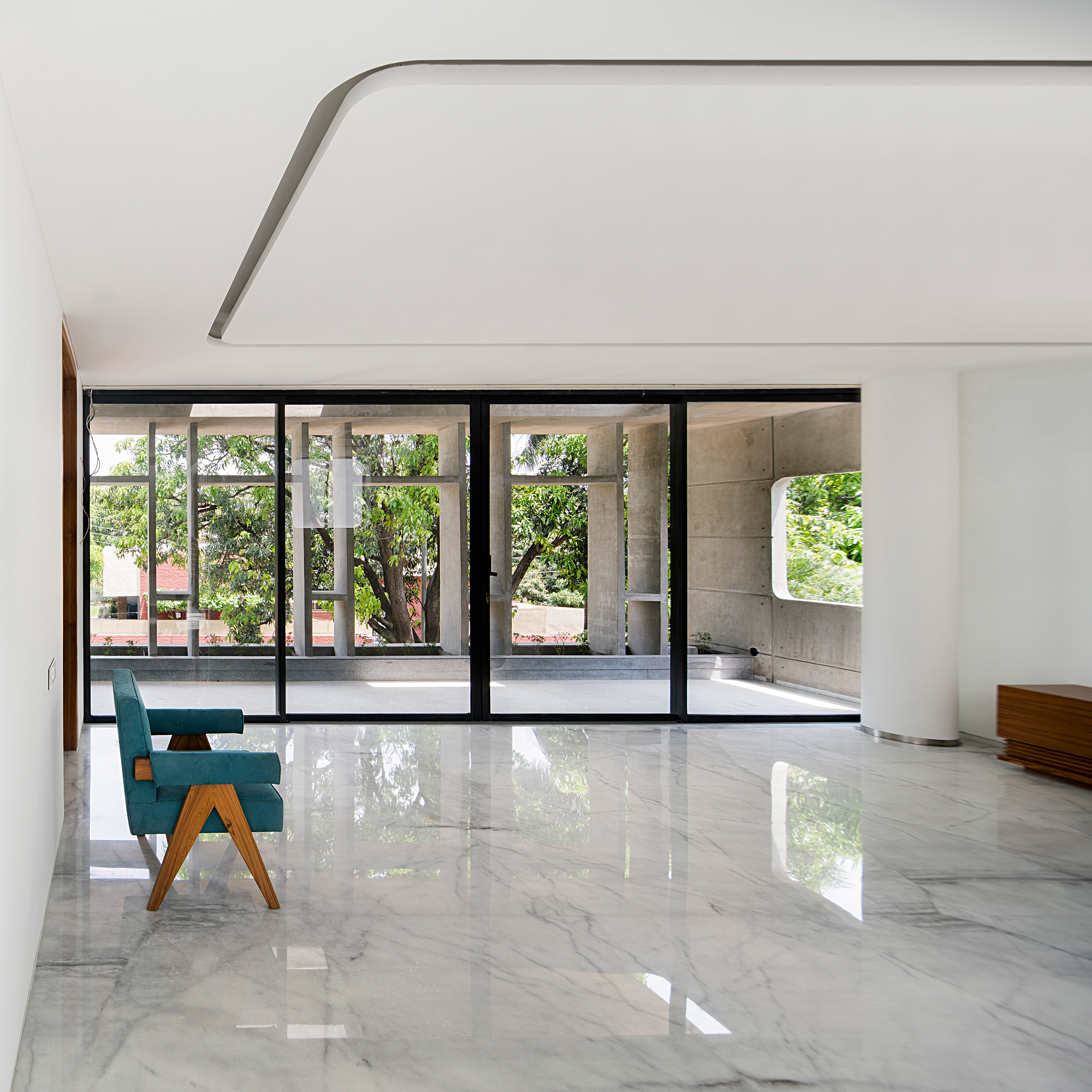 https://static.dezeen.com/uploads/2020/03/residence-1065-charged-voids-house-india-architecture_dezeen_2364_col_13.jpg