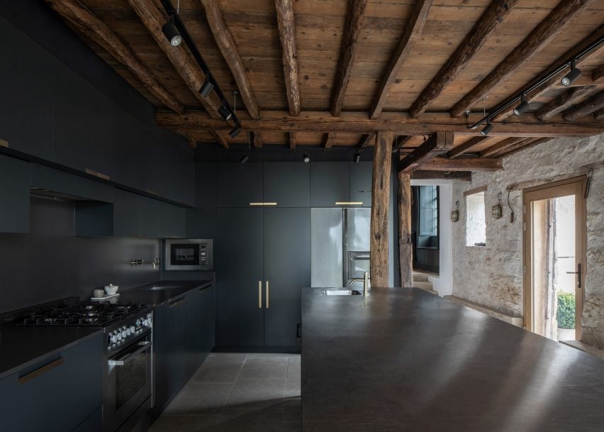 Raumhoher Stauraum in der Küche von The Pergament Works von Will Gamble Architects