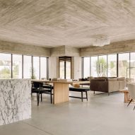 Carvalho Araújo menyelesaikan rumah beton monolitik di hutan Portugis | Harga Kusen Aluminium