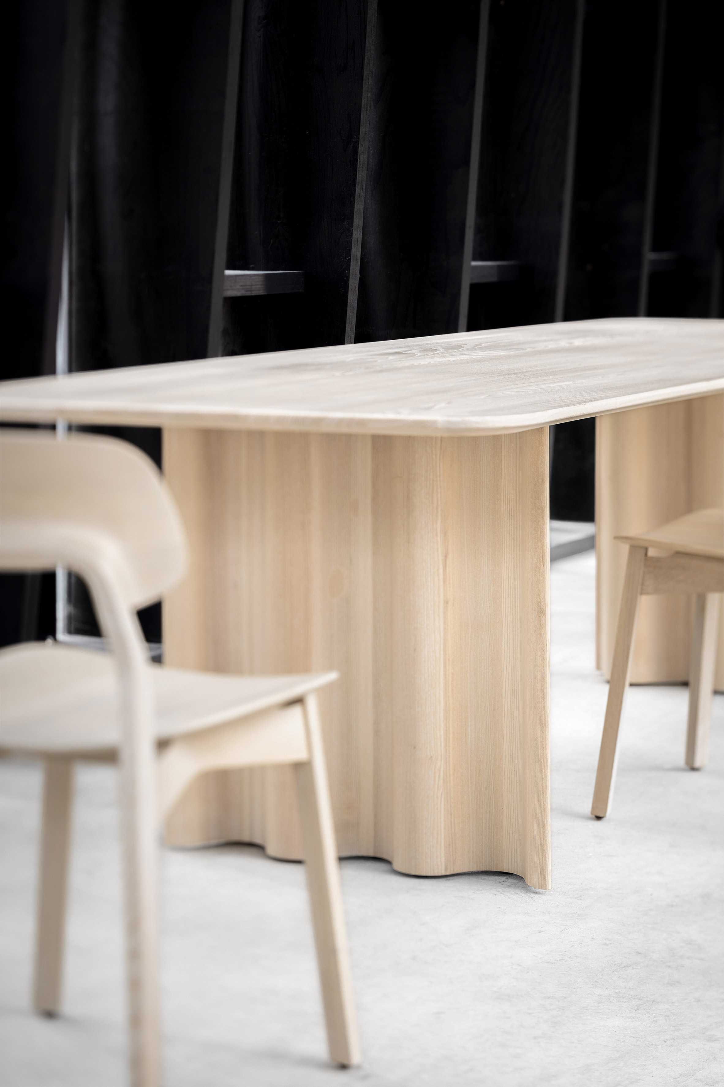 Läufer & Keichel design table with ribbon-like legs for Zeitraum