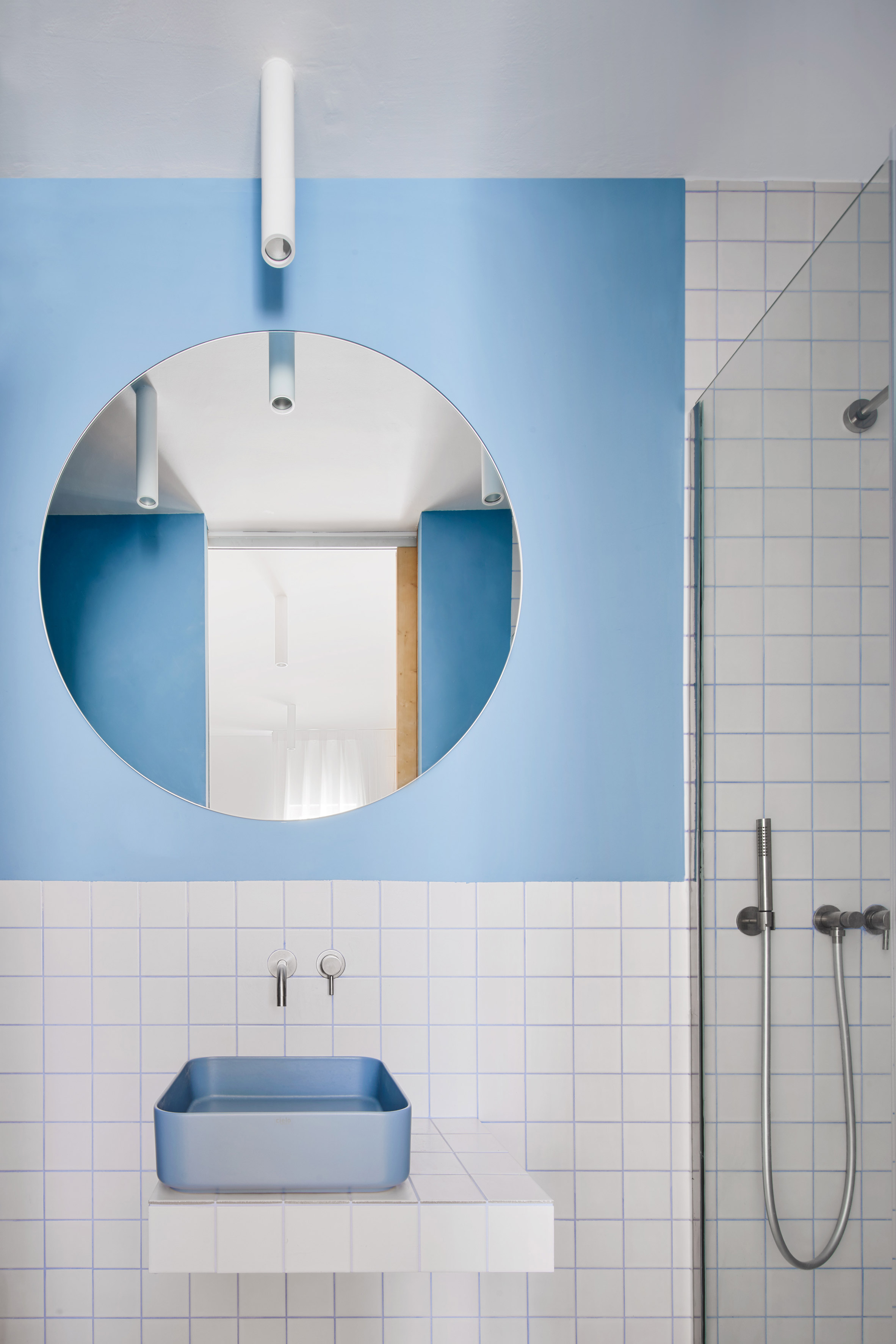 Gallery House by Raúl Sánchez Architects blue bathroom