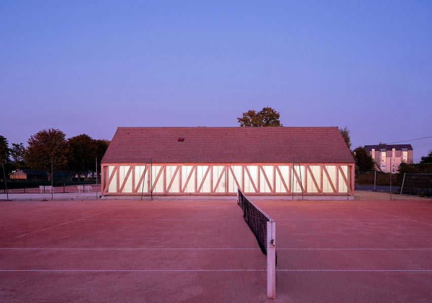 Klub Tenis Taman Cabourg oleh Lemoal Lemoal Architectes 