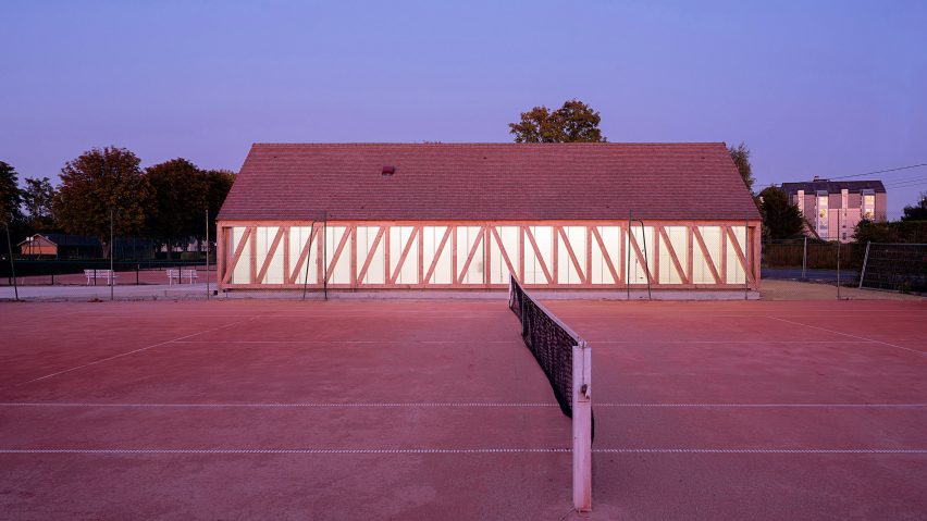 Lemoal Lemoal Architectes builds translucent half-timbered tennis pavilion