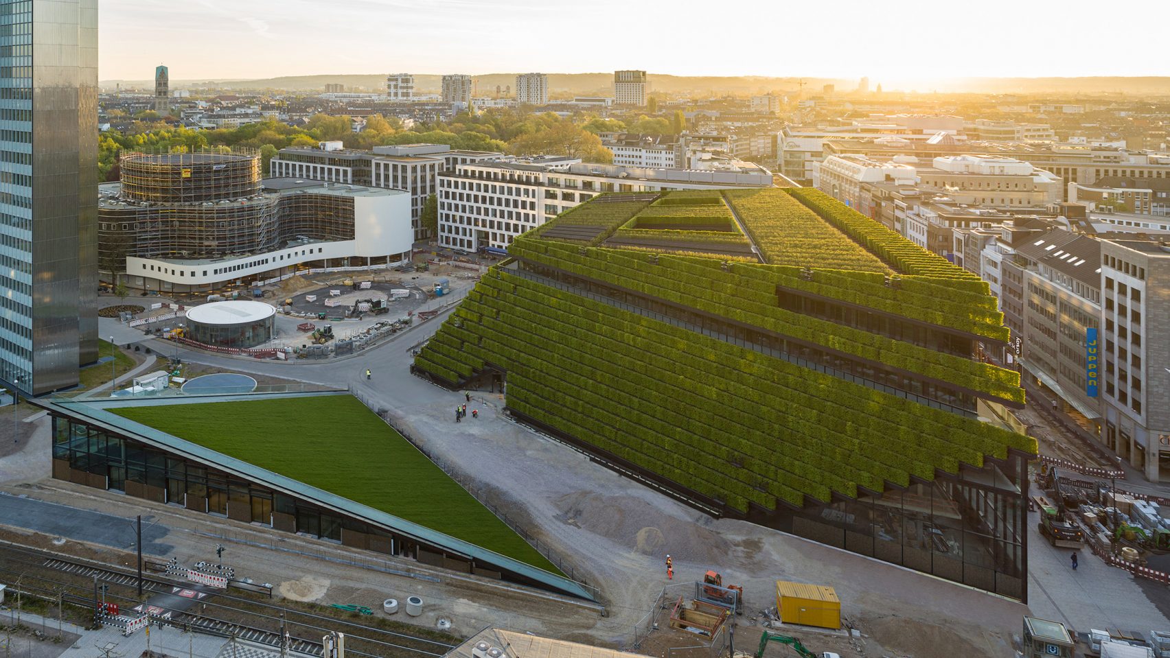 Ingenhoven Architects wraps Düsseldorf office with five miles of hedges