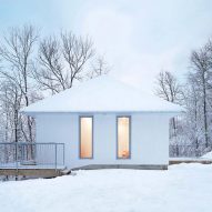 Poisson Blanc cabin by Naturehumaine has a white pointed metal roof