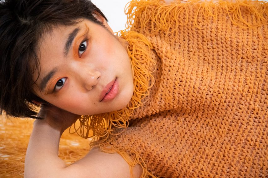 Rie Sakamoto knits rubber bands together like yarn for elastic ...