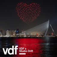 Studio Drift menggunakan drone untuk membuat detak jantung di atas Rotterdam sebagai penghormatan kepada petugas kesehatan
