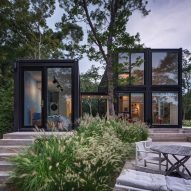 MB Architecture stacks shipping containers to form Amagansett holiday home