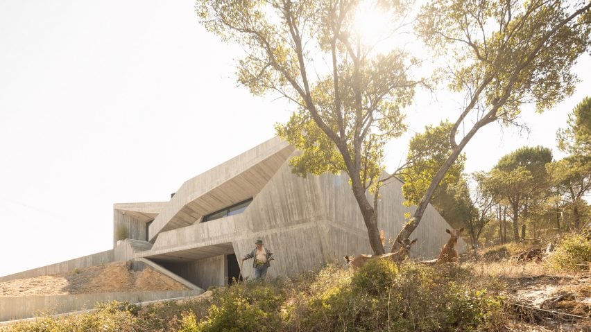 Contaminar Arquitectos designs Casa Povo to be an "inhabited and humanised cave"