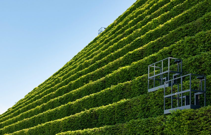 Kö-Bogen II office in Düsseldorf by Ingenhoven Architects is covered with five miles of hedges